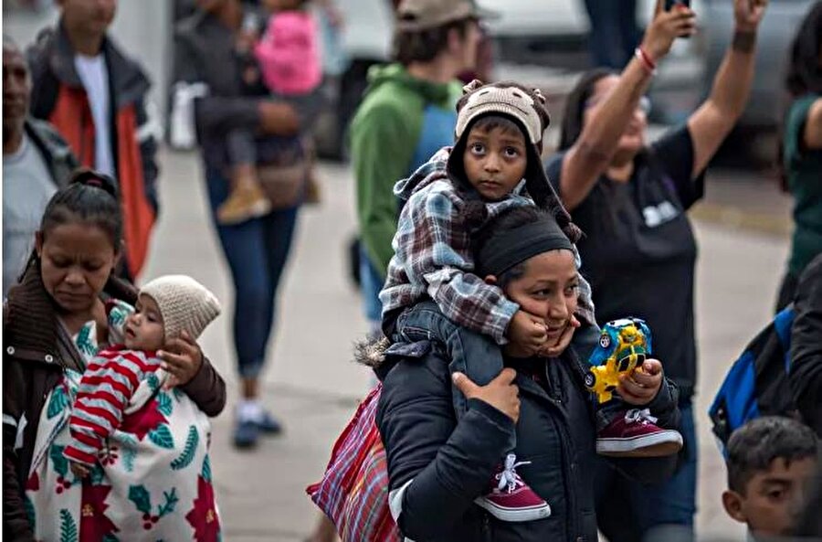  1500’den fazla Honduraslı göçmen ABD’nin güney sınırını geçmek umuduyla Honduras’tan araçlarla ve yaya olarak yola çıkarak Guatemala’ya geçmişti. Gittikçe büyüyen göçmen grubu buradan Meksika’ya ve oradan da ABD’ye geçme hayali kuruyor. 