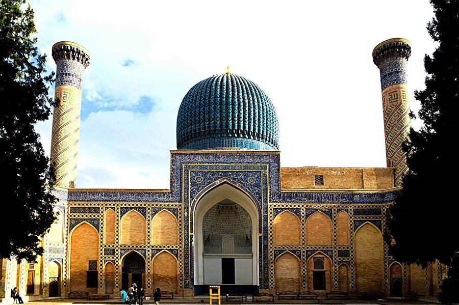 Semerkand'da Timur tarafından inşa ettirilen Gur-i Emir Camii.