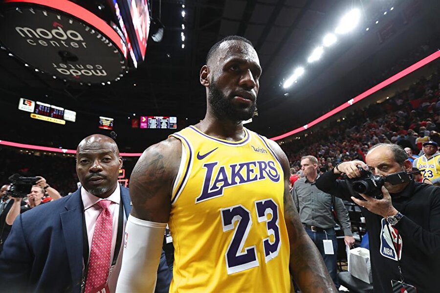 LeBron James, Lakers formasıyla aldığı ilk mağlubiyetin ardından büyük üzüntü yaşadı.