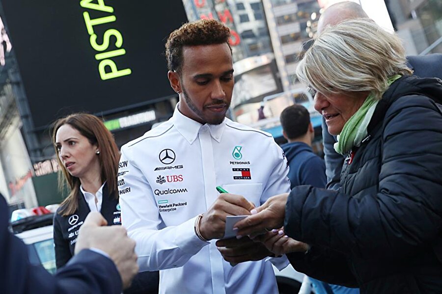 Lewis Hamilton kendisinden imza isteyen hayranını kırmıyor.