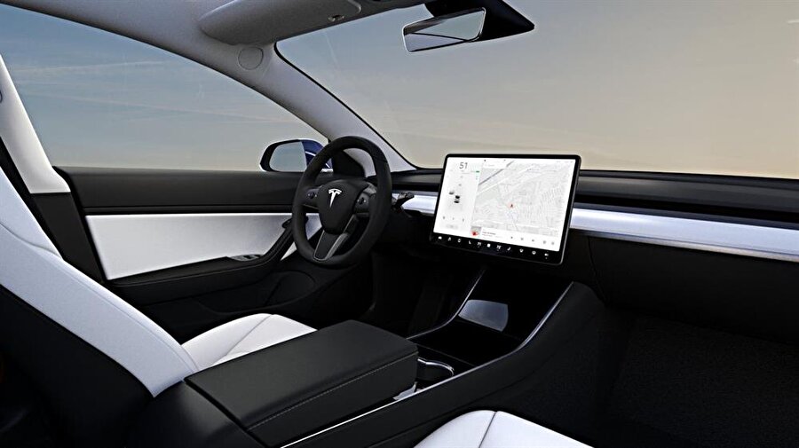 Model 3’ün iç tasarımı ve kusursuz çalışan araç ekranı ilgi çekmeyi başarıyor.