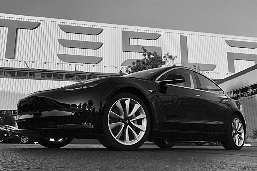 Tesla Model 3, birçok farklı kullanıcı tarafından ‘otomobil boyutları’ konusunda övgü almaya devam ediyor. 