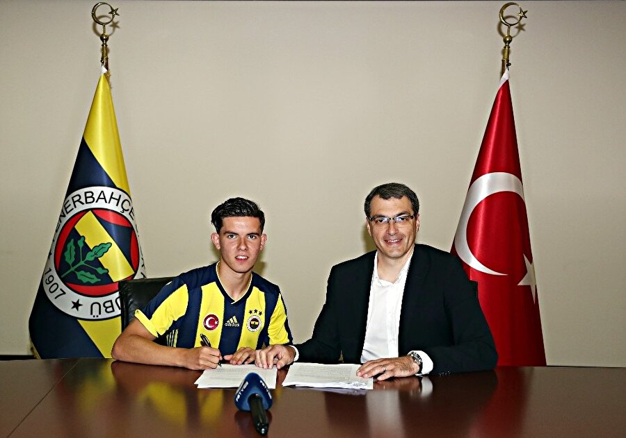 Ferdi Kadıoğlu kendisini sarı lacivertli kulübe bağlayan kontrata imza atıyor.