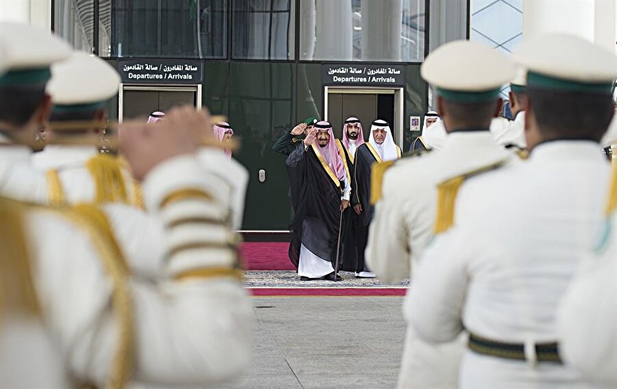 Selman bin Abdülaziz el-Suud, askeri törende bulunan askerleri selamlamıştı.