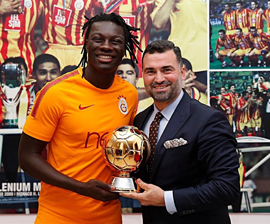 TFPD Derneği Başkanı Hakan Ünsal, yılın futbolcusu seçilen Galatasaraylı eski futbolcu Gomis'e ödülünü veriyor.