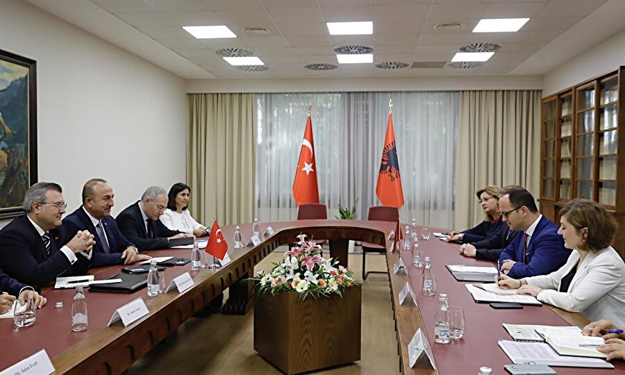 Dışişleri Bakanı Mevlüt Çavuşoğlu, resmi temaslarda bulunmak üzere geldiği Arnavutluk’un başkenti Tiran’da Arnavutluk Avrupa ve Dışişleri Bakanı Ditmir Bushati ile baş başa ve heyetlerarası görüşme gerçekleştirdi.