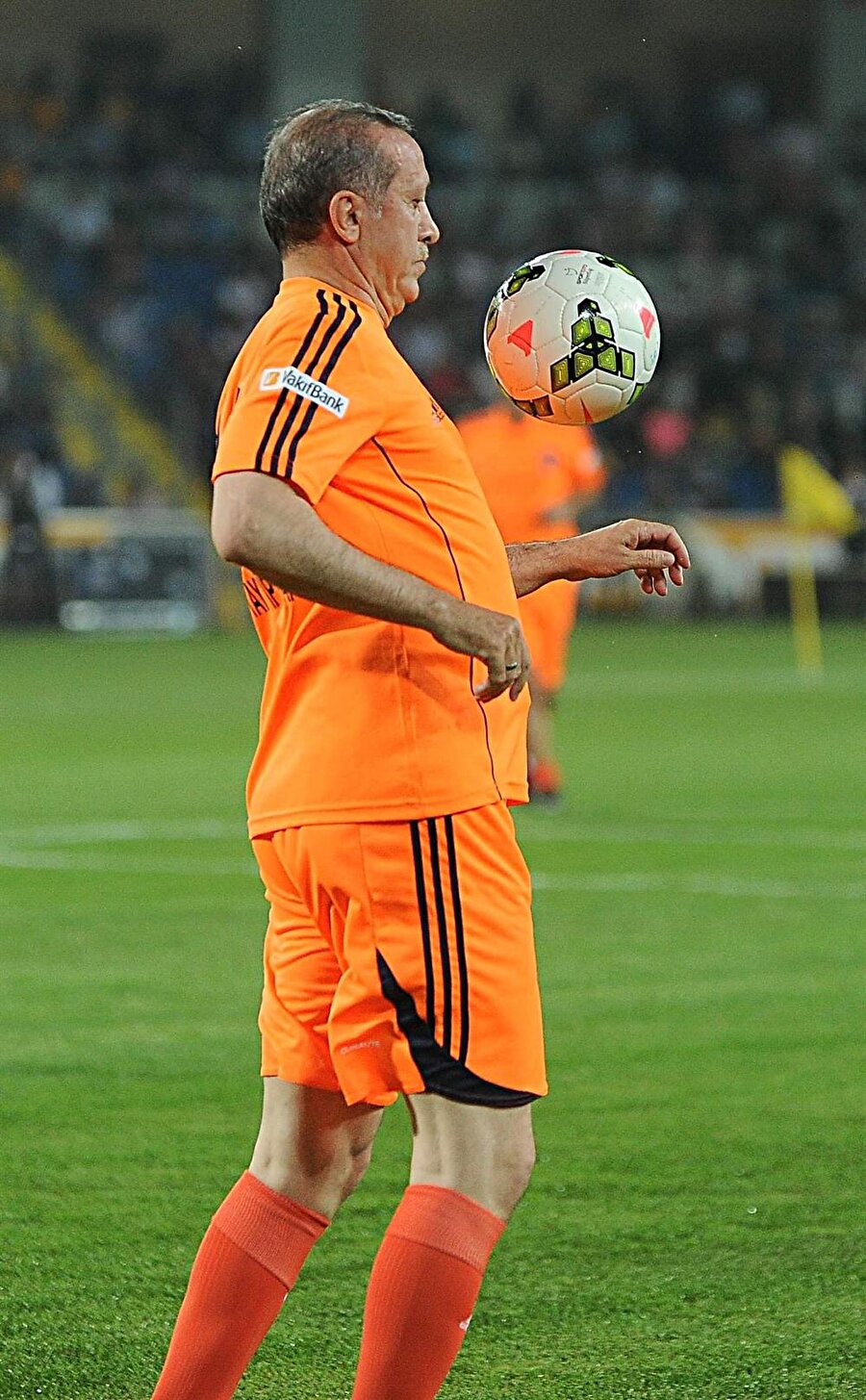 Cumhurbaşkanı Erdoğan maçta top kontrolü yaparken.
