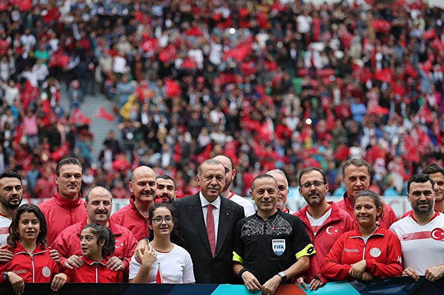 Cumhurbaşkanı Erdoğan, hakem Cüneyt Çakır ve her iki takımın oyuncuları maçtan önce hatıra fotoğrafı çektirdi.