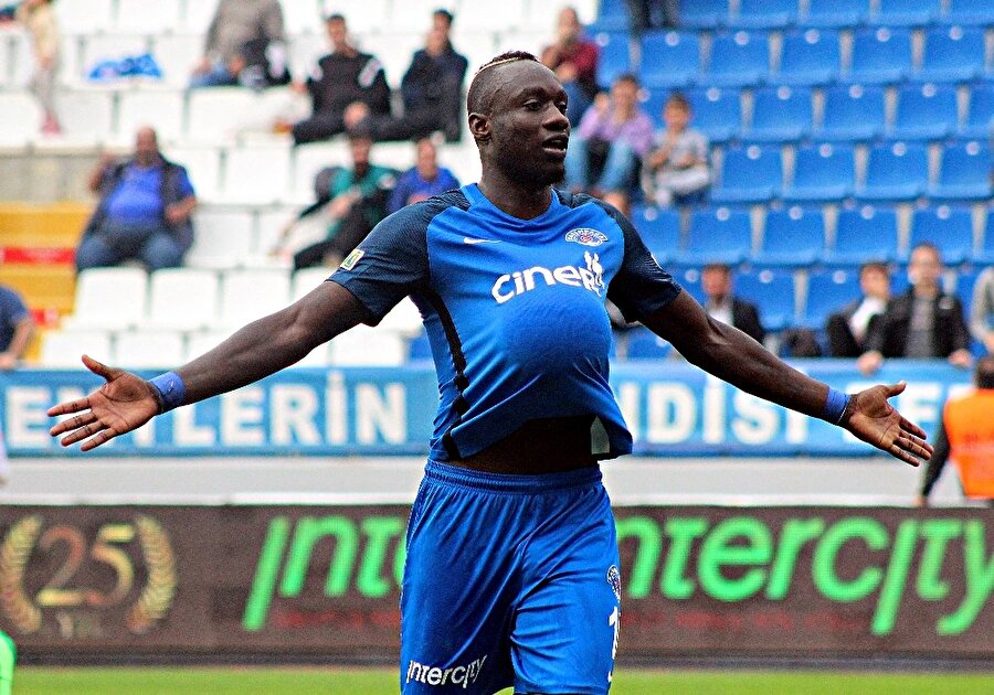 Mbaye Diagne, Akhisarspor'a attığın golün sevincini topu formasının içine sokarak yaşıyor.