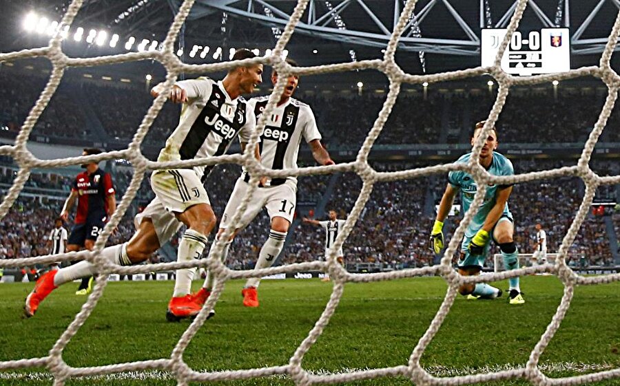 Ronaldo, Genoa ağlarına gönderdiği golü kutlamak için hareketleniyor.