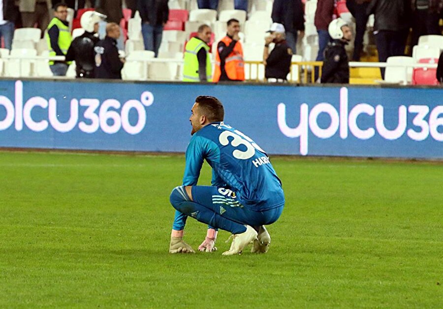 Fenerbahçe file bekçisi Harun Tekin, Sivasspor'a kaptırılan 1 puanın ardından üzülüyor.