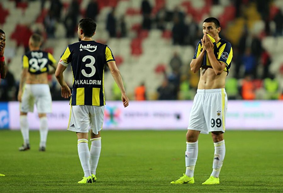 Fenerbahçeli futbolcular, Sivas deplasmanında alınan 1 puandan memnun değil.