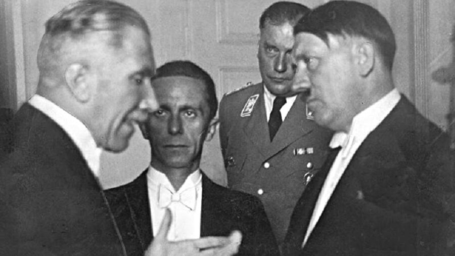 Alman Büyükelçi Von Papen ve Alman Nazi Lideri Adolf Hitler'le konuşuyor.