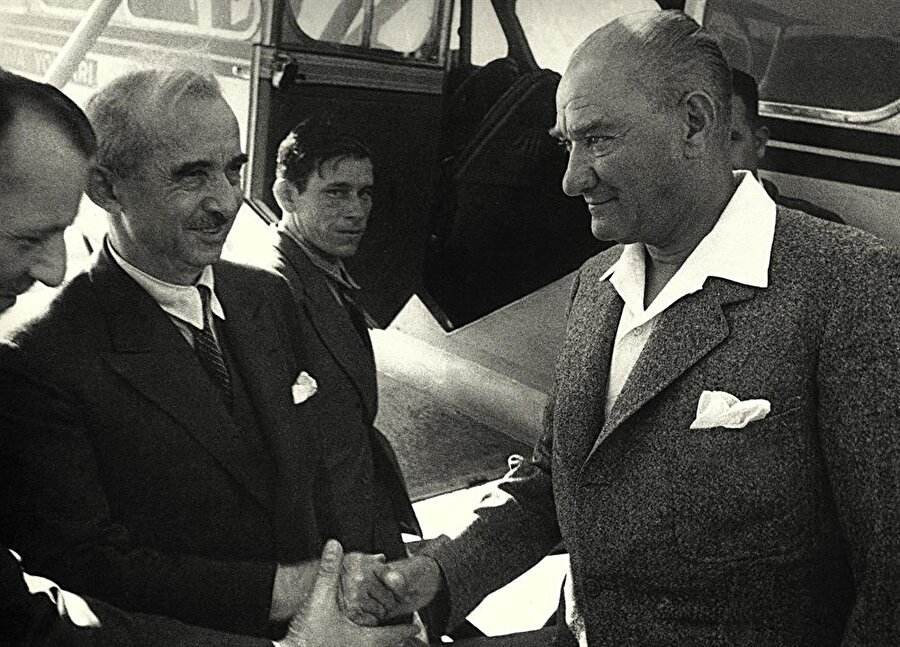 Cumhurbaşkanı Mustafa Kemal Atatürk ve başbakan İsmet İnönü 16 Haziran 1936 günü uçağın kapısında tokalaşırken.