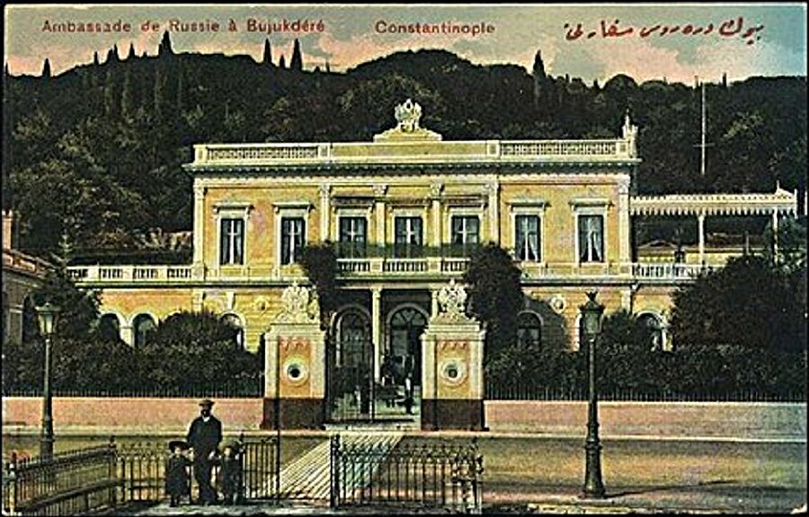 Bir Osmanlı kartpostalında İstanbul'un Sarıyer ilçesinde Boğaz kıyısında bulunan Rusya Büyükelçiliği.