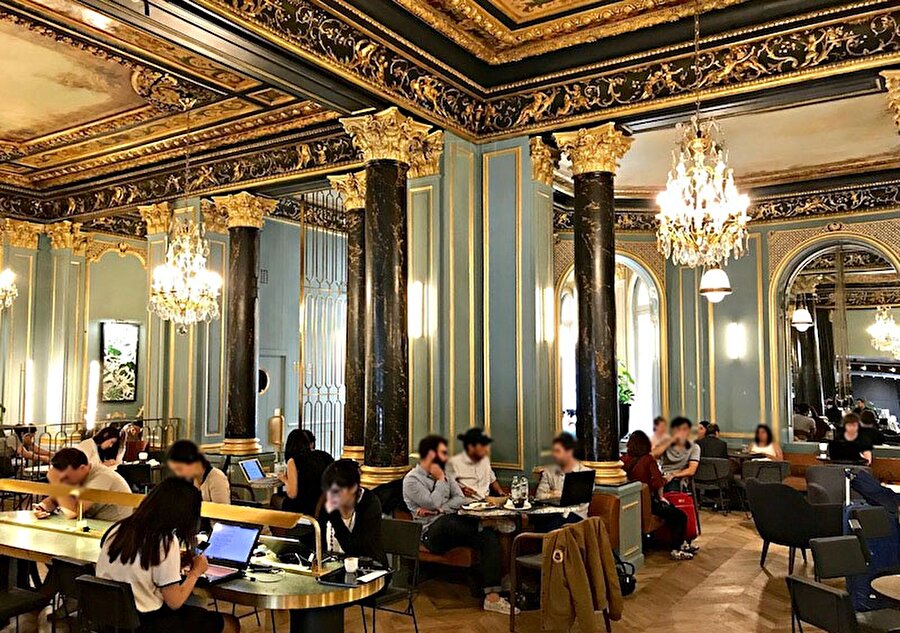 Seattle merkezli Starbucks'ın Fransa'da satacağı restoranlar arasında Paris'te ilk olma özelliğindeki, ressam Claude Monet'nin tablosunu yaptığı ünlü Boulevard des Capucines'de yer alan restoran da bulunuyor.