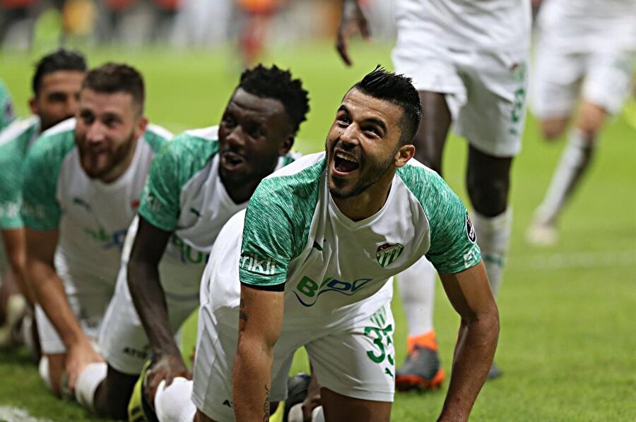 Bursasporlu oyuncular, Aytaç Kara'nın penaltı golünden sonra timsah yürüyüşü yaparak gol sevinci yaşıyor...
