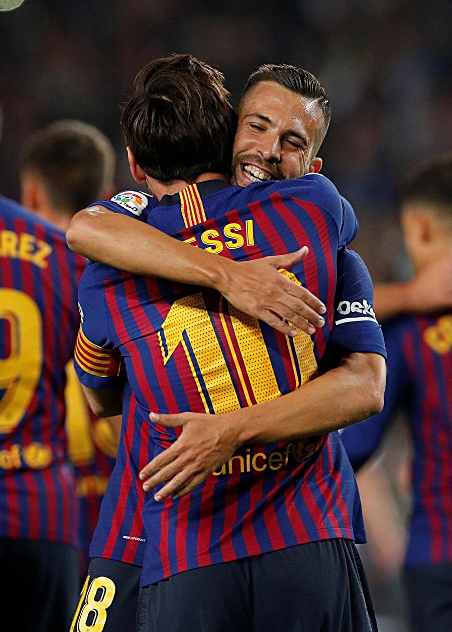 Messi gol sevincini takım arkadaşıyla paylaşırken.