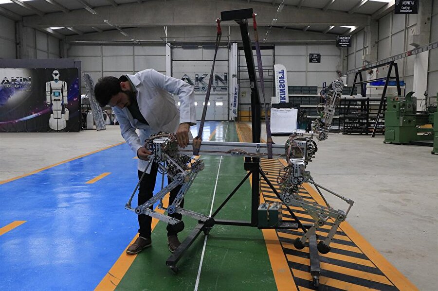 ARAT'ın üretim tesisi, robotun hareket kabiliyetini sergileyebilmesi ve doğru testlerin yapılabilmesi için 'geniş' olacak şekilde tasarlandı. 