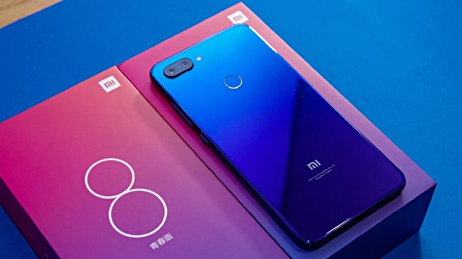 Xiaomi Mi 8 serisinin başlangıç seviyesi üyesi Mi 8 Lite'ın kutu görünümü. 