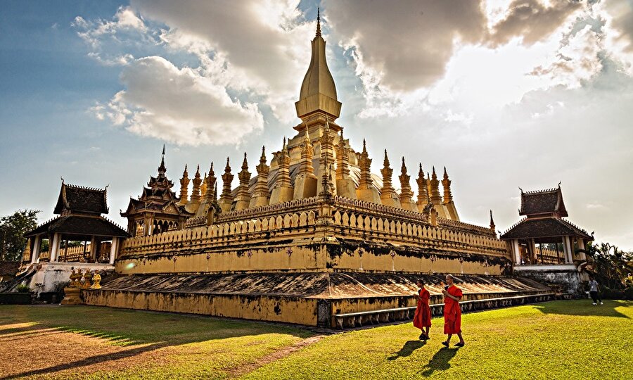 Laos'da bulunan turistlerin ziyaret ettiği, Altın Tapınak.
