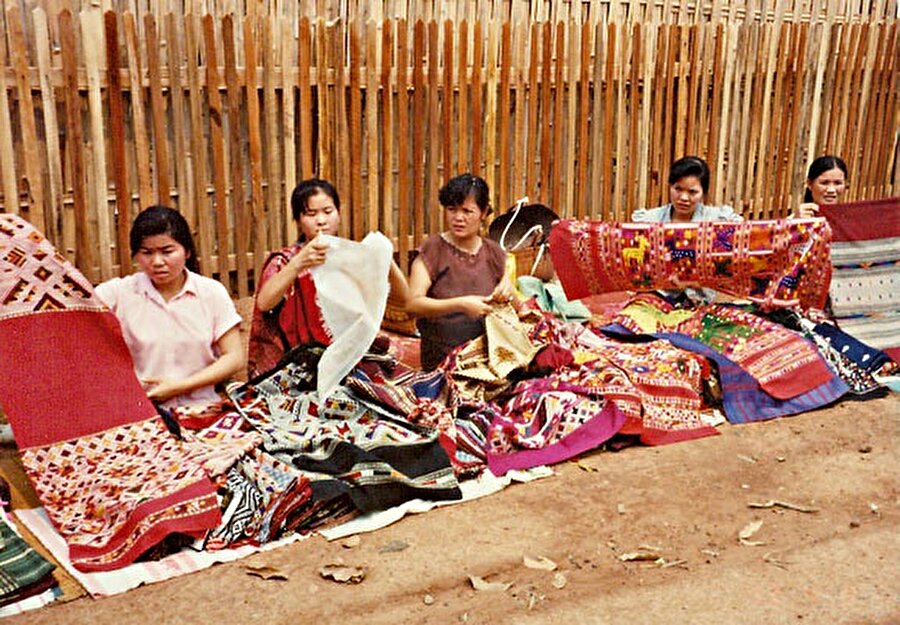 Laoslu kadınlar el işi ve örgüyle uğraşıyor.