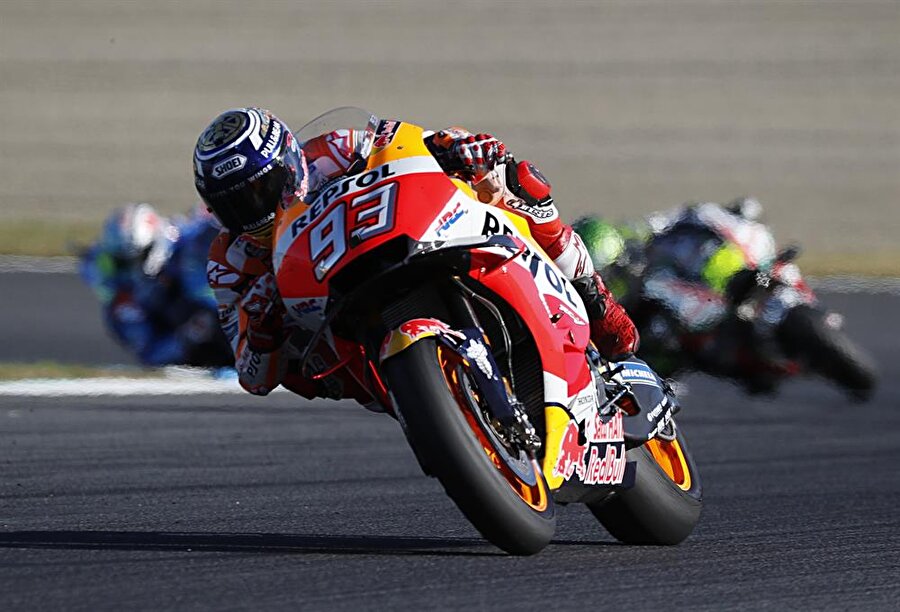 Marc Marquez motosikletiyle viraj dönüşü sonrası hızlanırken.