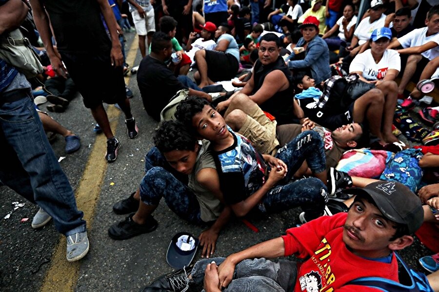 Guatemala’yı Meksika’ya bağlayan köprüde mahsur kalan insanlar yardım bekliyor.