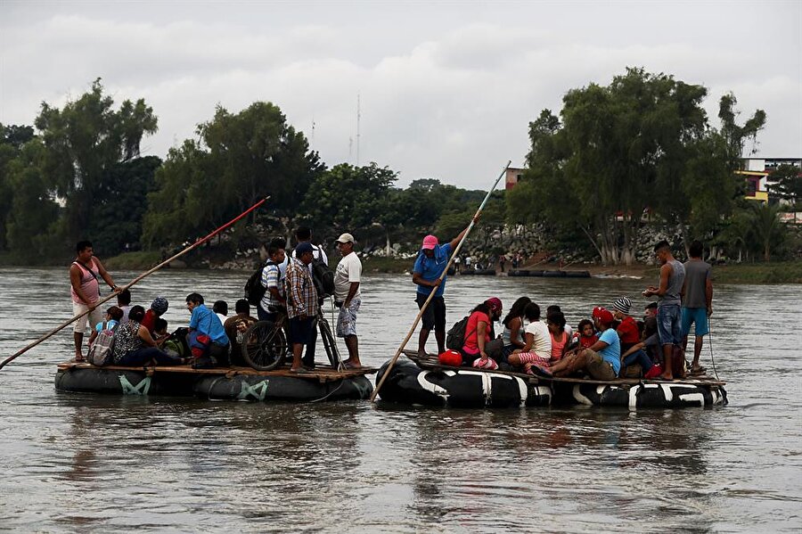 Yüzlerce insan hem köprüden hemde nehir üzerinden sınırı geçmeye çalışıyor.