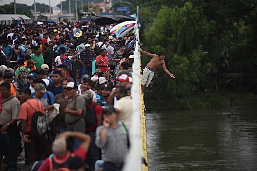 Köprü üzerinde mahsur kalan insanlar denize atlayarak sınırı geçmeye çalışıyor.