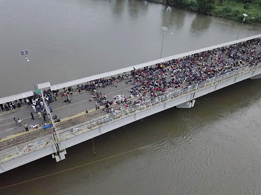 Guatemala’yı Meksika’ya bağlayan köprüde üzerindeki insanlar hakkında nasıl bir karar verileceği bilinmiyor.