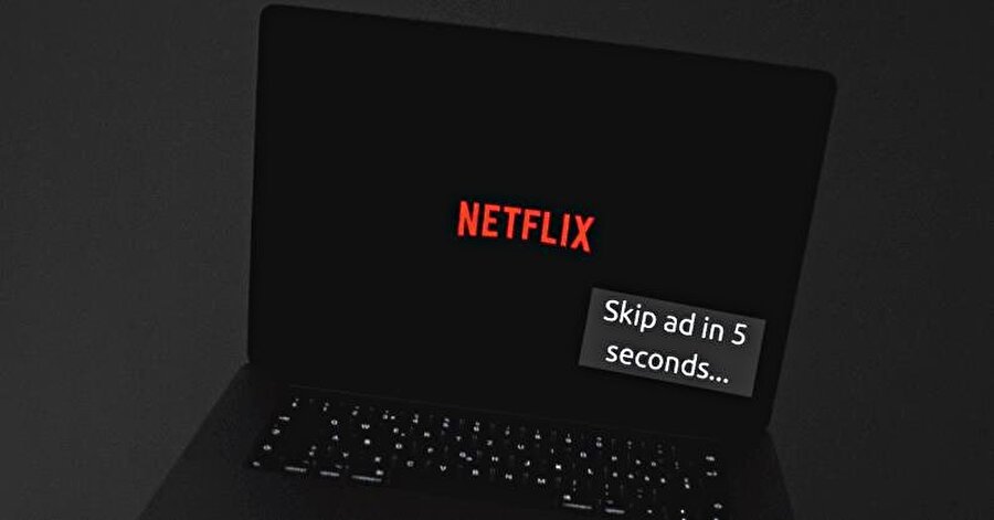 Reklam alışkanlıklarından uzak durmasıyla tanınan Netflix’in yeni hamlesi ‘risk’ olarak değerlendiriliyor. 