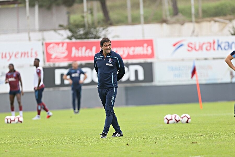 Trabzonspor Teknik Direktörü Ünal Karaman, antrenmanda oyuncularını uyarırken.