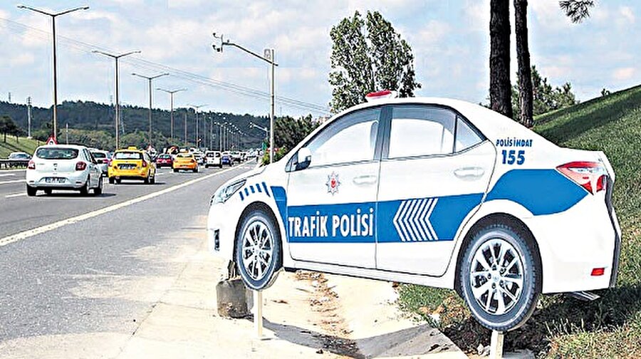 Türkiye genelinde 582 noktaya yerleştirilen maket polis araçlarıyla birlikte trafik kazalarında yüzde 17.4 azalma sağlandı. 