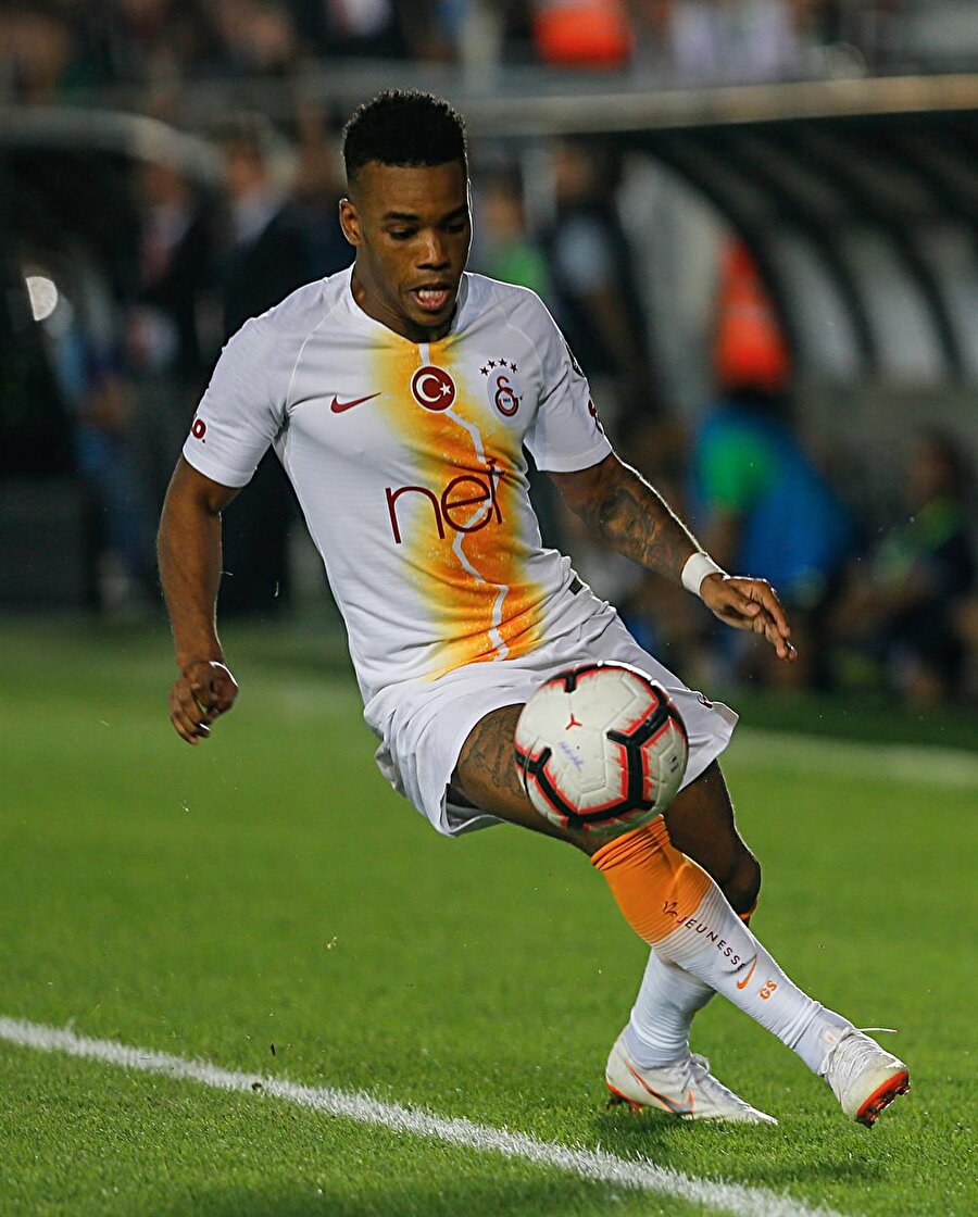 Rodrigues, havadan gelen topu çizgi üstünde kontrol ediyor...