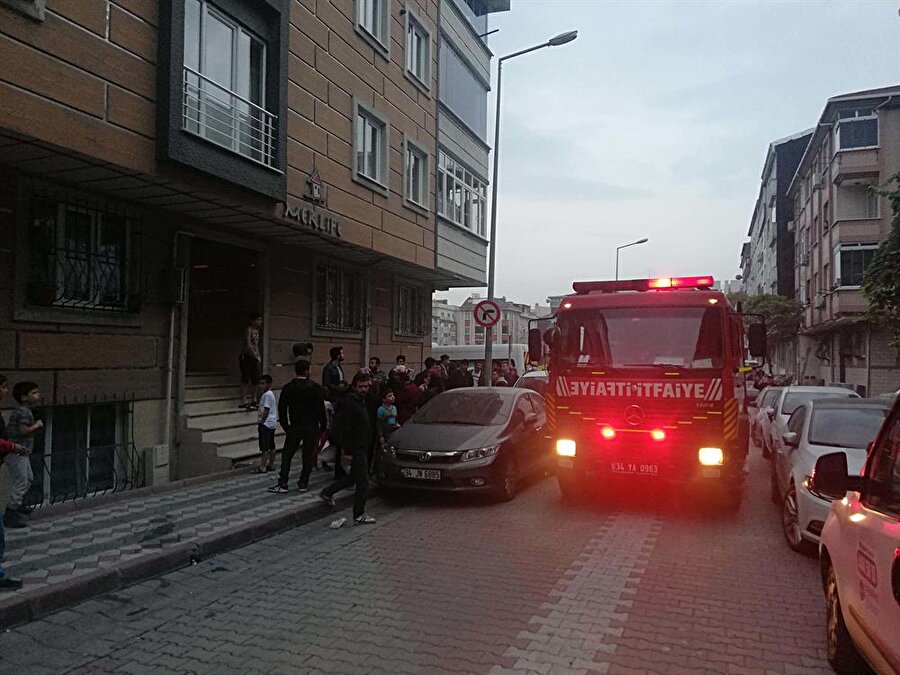 Kısa sürede olay yerine gelen itfaiye ekipleri laboratuvarda yapılması gereken deneyin evde yapılmaya çalışıldığını öğrenince şaşkınlıklarını gizleyemedi.