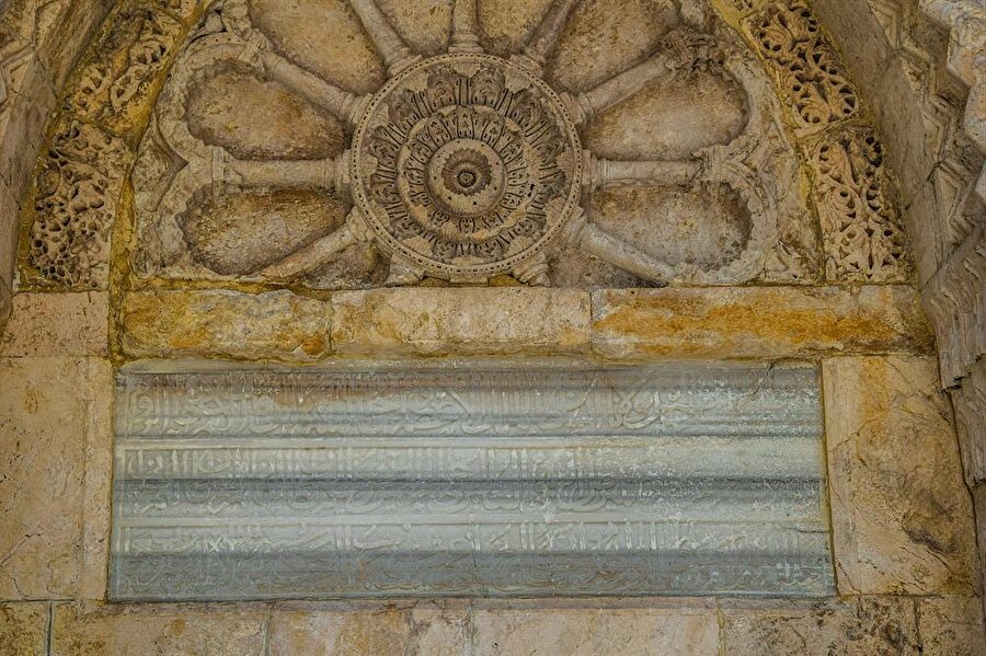 Eski şehrin doğu kesiminde, Mescid-i Aksâ’nın kapılarından biri olan Silsile Kapısı’nın girişindedir.