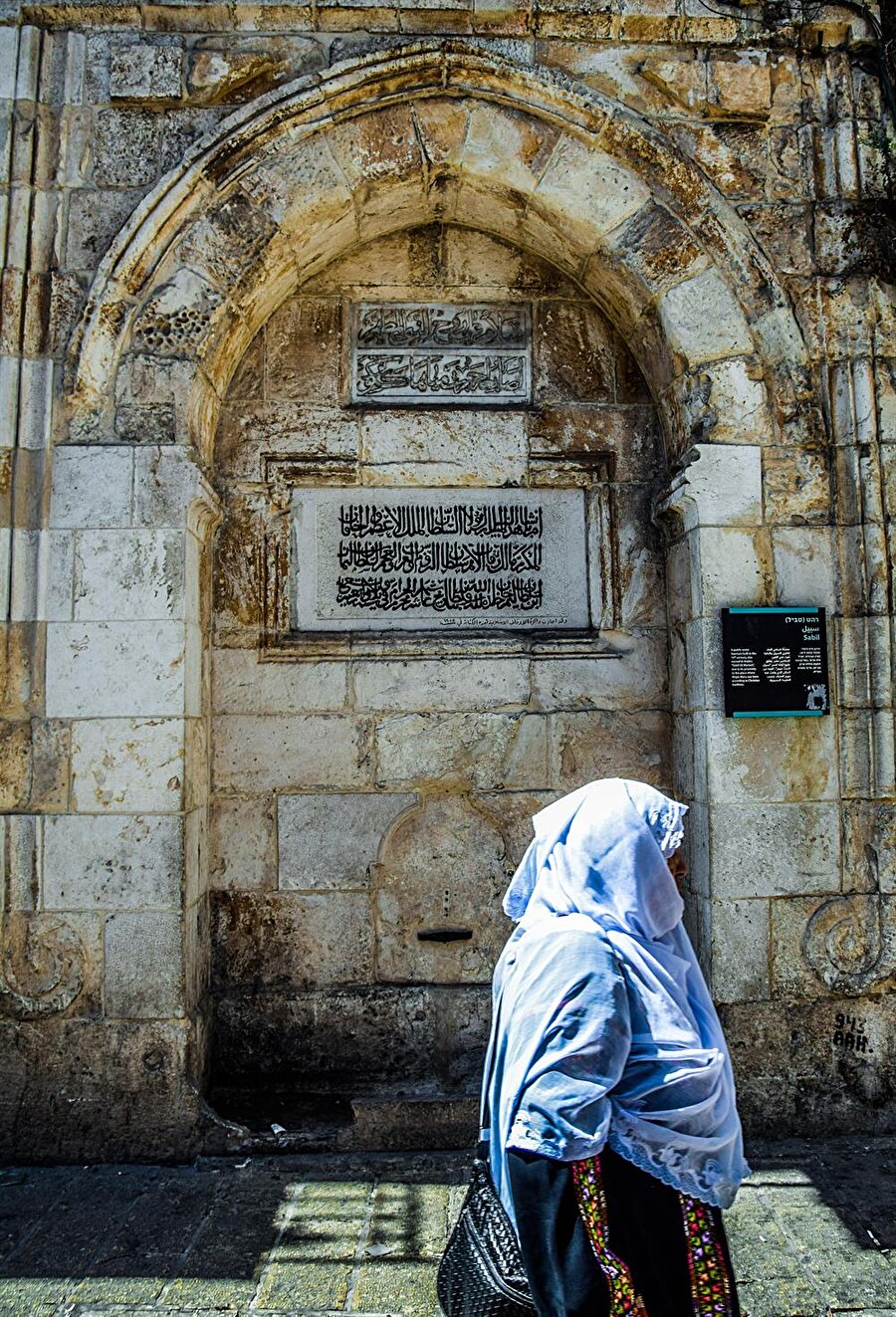 Eski şehrin kapılarından Esbât Kapısı’nın (Aslanlı Kapı olarak da bilinir) iç kısmında bulunur. Hz. Meryem’in dünyaya geldiğine inanılan mağaranın hemen yakınında yer aldığı için, diğer ismi “Sitti Meryem Sebili”dir.