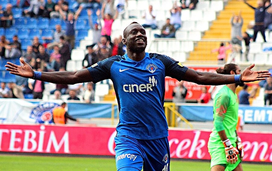 Kasımpaşa forması giyen Diagne, Akhisar maçında attığı golü kutluyor.