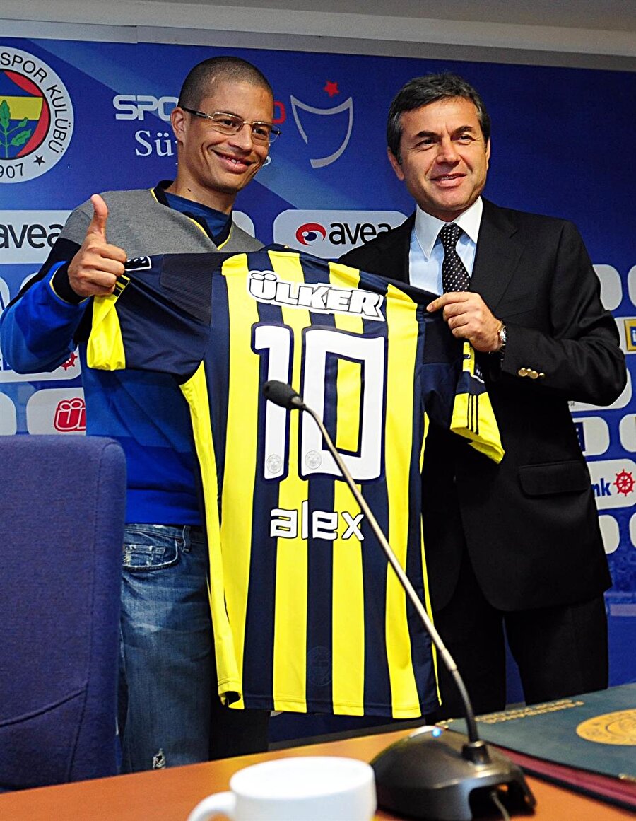 Fenerbahçe'nin iki efsane ismi, düzenlenen bir basın toplantısı sonrasında foto muhabirlere poz veriyor...