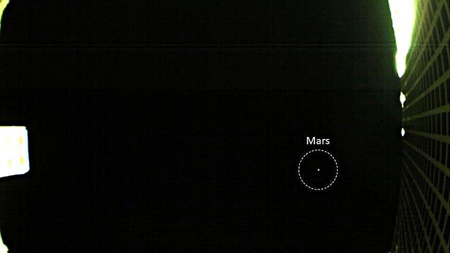 NASA'nın CubeStat uydularından gönderilen ilk Mars fotoğrafı.