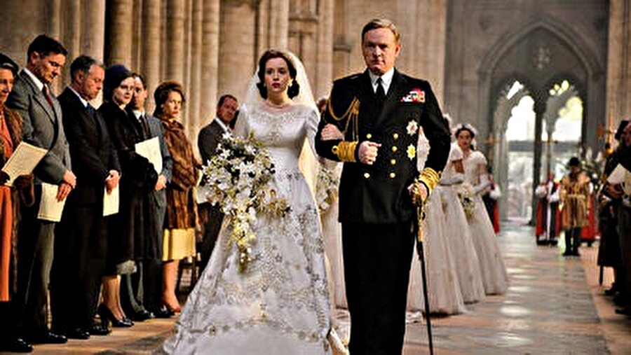The Crown, bugün halen daha hayatta olan Kraliçe II. Elizabeth'in hayatını anlatıuor. Dizinin başrolünde, Claire Foy ve Matt Smith yer alıyor.