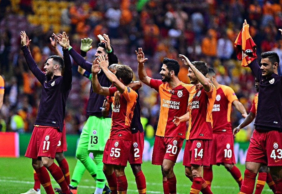 Galatasaraylı futbolcular karşılaşma sonrası taraftarları selamlarken.