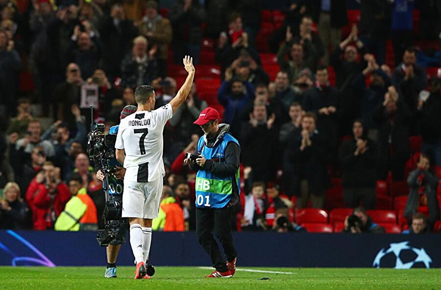 Ronaldo, İngiliz taraftarların sevgi gösterilerine cevap veriyor...
