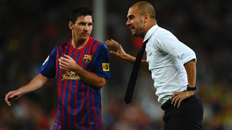 Pep Guardiola, oyun durduğu anda Lionel Messi'ye direktifler veriyor.