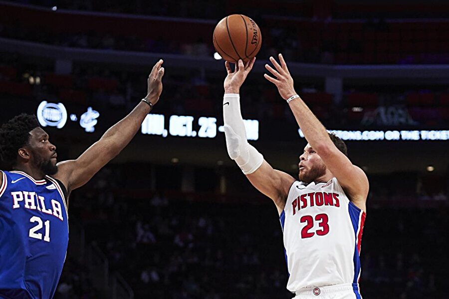Blake Griffin el üstünden şut atarken.