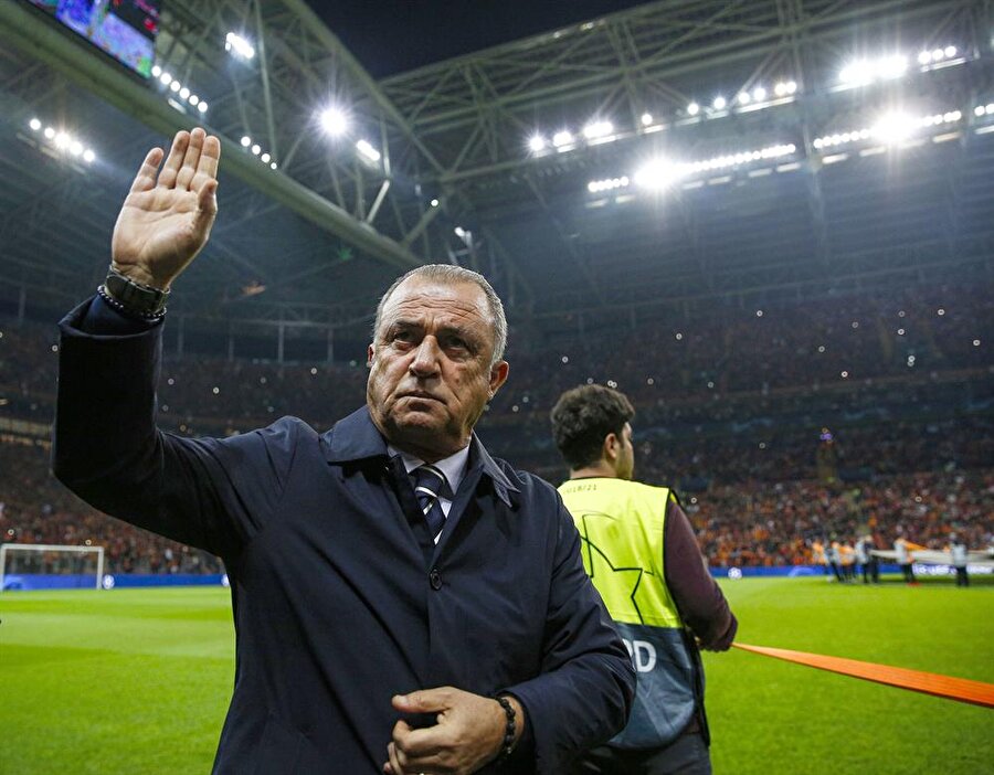 Galatasaray Teknik Direktörü Fatih Terim, maç öncesinde kendisine sevinç gösterisinde bulunan taraftarları selamladı.