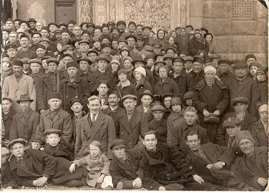 St. Petersburg Merkez Camii girişinde Tatar Müslümanlar, 1926.