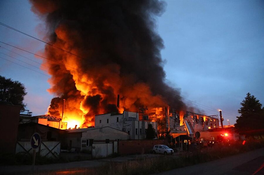 Fabrika yangınları diğer yangın türlerine göre çok daha hızlı büyüyor zor söndürülüyor.