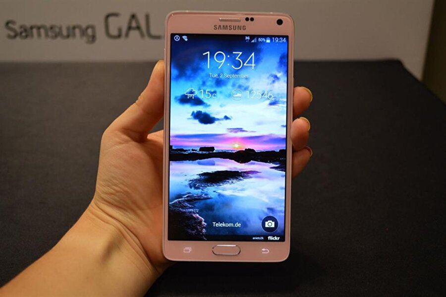 Samsung'un da yavaşlatma konusunda eski telefonlarda benzer politikayı izlediği iddia ediliyor. 